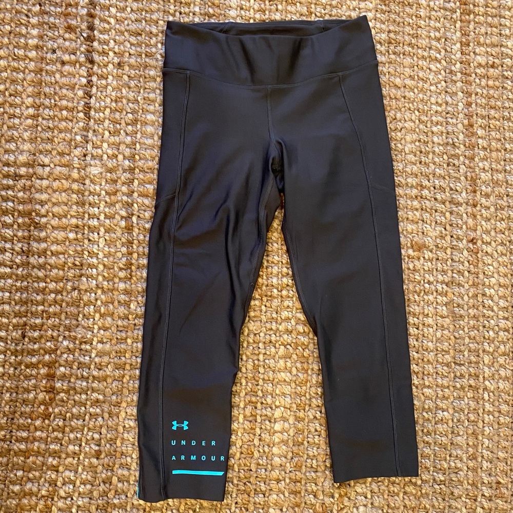 grey and blue cropped under armour leggings